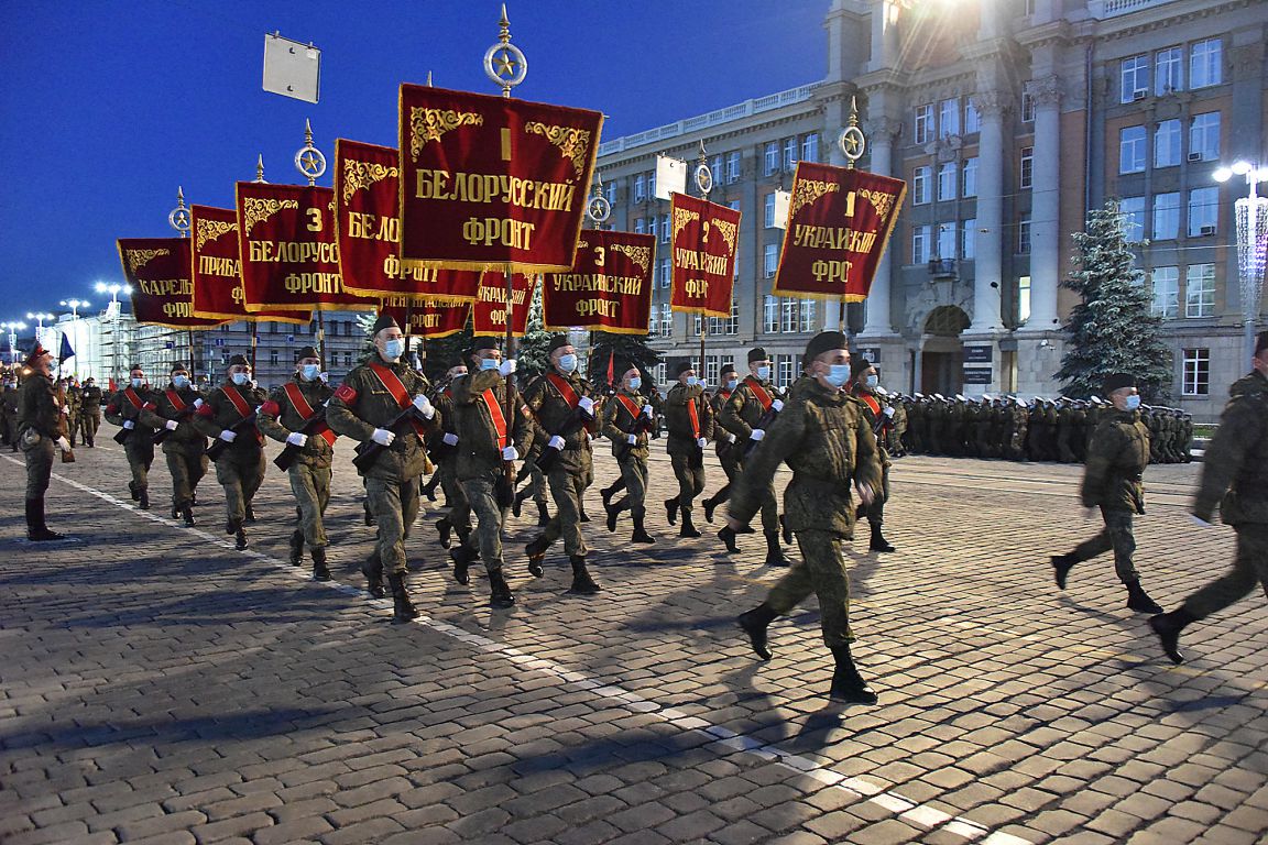 Фоторепортаж: в Екатеринбурге прошла первая ночная репетиция Парада Победы  - «Уральский рабочий»